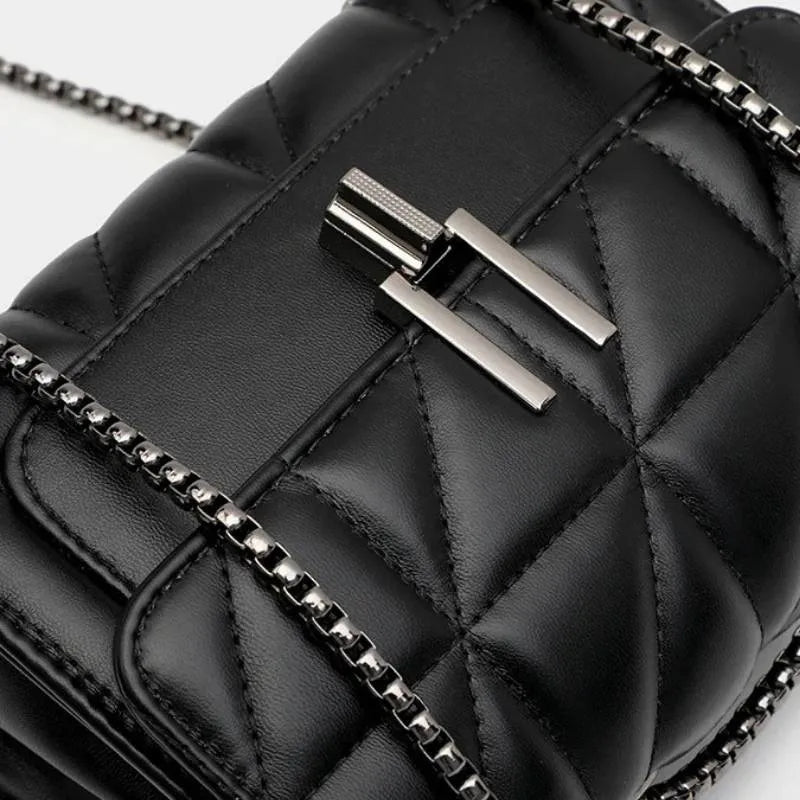 Bolsa Acolchoada com Alça de Corrente